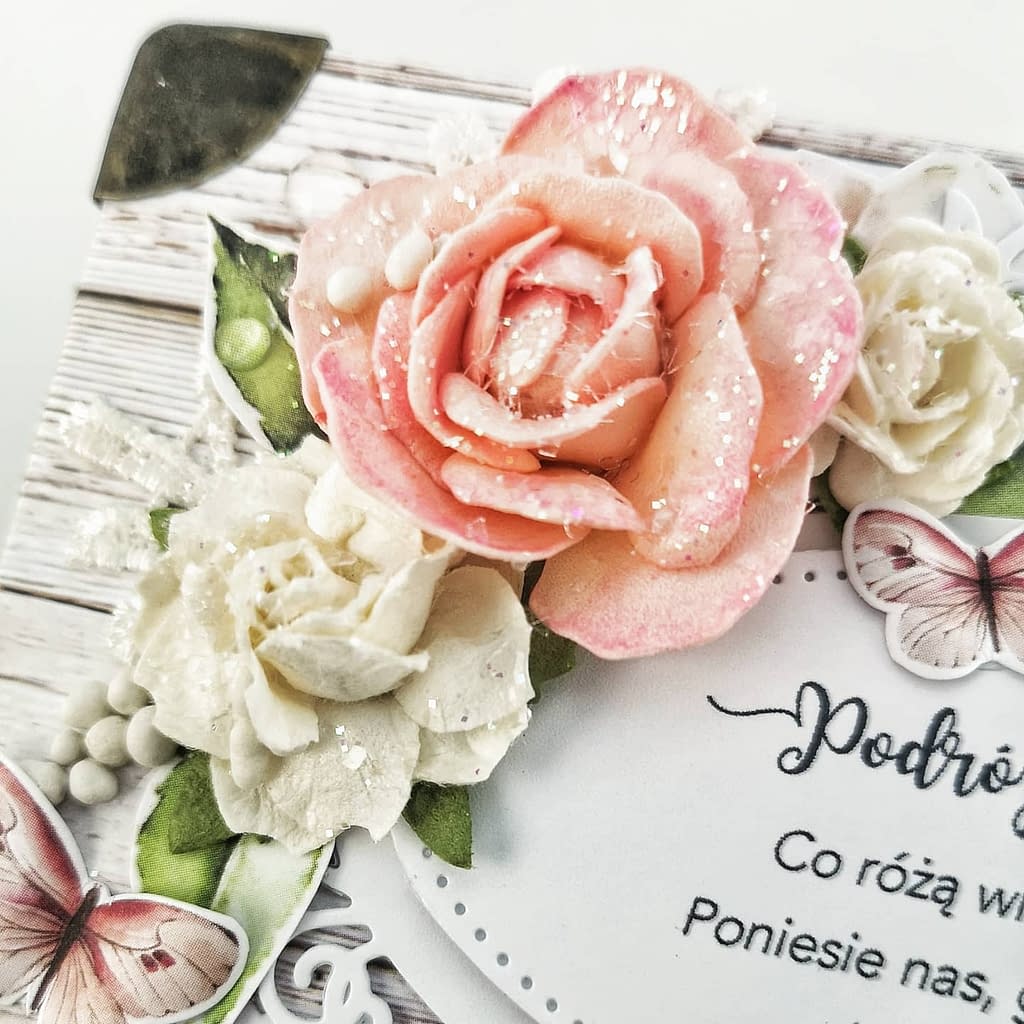 Oryginalna kartka ślubna w kształcie kuferka. Kartka ozdobiona ręcznie robionymi kwiatami.