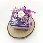 Fioletowy exploding box na urodziny. Ręcznie robiony box z papierowym tortem i kwiatami w środku. Ręcznie robiony prezent urodzinowy. Exploding box w prezencie urodzinowym to oryginalny sposób na bycie zapamiętanym.