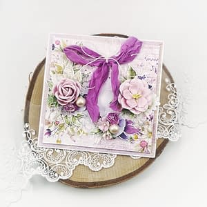 Ręcznie robiona fioletowa kartka okolicznościowa z wianuszkiem kwiatów. Kartka urodzinowa lub na imieniny z możliwością personalizacji.