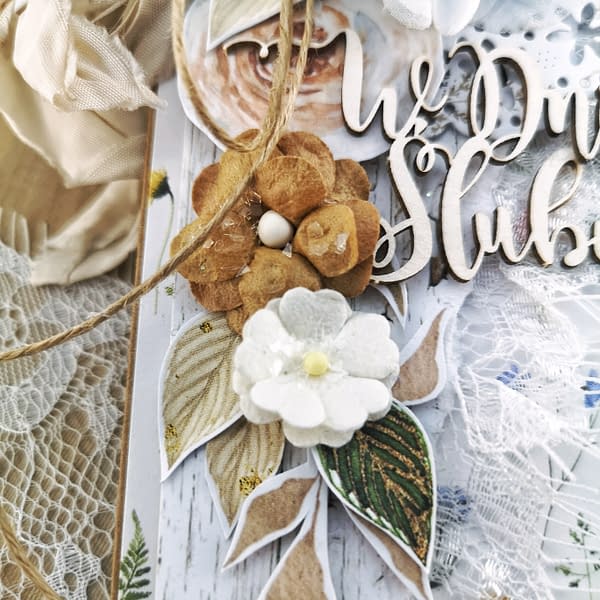 Rustykalna kartka ślubna, ozdobiona papierowymi kwiatami, tiulem i koronką. Kartka z papieru kraft.