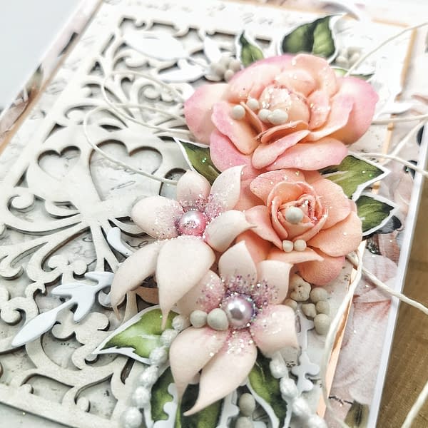 Ręcznie robiona kartka ślubna z kwiatami z foamiranu.