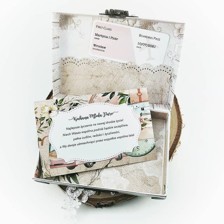 Oryginalna, ręcznie robiona kartka w kształcie kufra. Pomysł na ślub dla osób kochających podróże. Kartka w kształcie walizki z życzeniami oraz pamiątkowym biletem.
