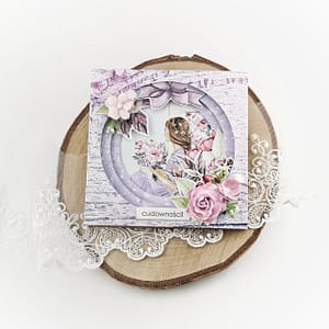 Ręcznie robiona kartka urodzinowa typu shadow box. Warstwowa kartka w kolorze fioletowym z grafiką dziewczyny i papierowymi kwiatami. Ręcznie robiona kartka okolicznościowa.