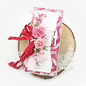 Ręcznie robiona kartka ślubna w kolorze różowym. Kartka z kolekcji Oho Boho UHK Gallery z motywem piór. Romantyczna kartka ślubna z tekturką pary młodej.