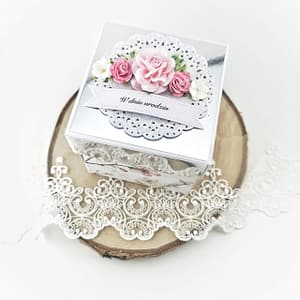 Srebrny, ręcznie robiony exploding box na urodziny. Rozkładane pudełko z tortem w środku. Piękny prezent urodzinowy dla kobiety.