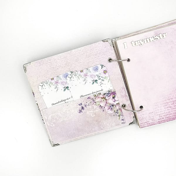 Album z miejscem na test ciążowy, notatki oraz zdjęcia USG. Piękna pamiątka dla przyszłej mamy. Album ciążowy w kolorze fioletowym.