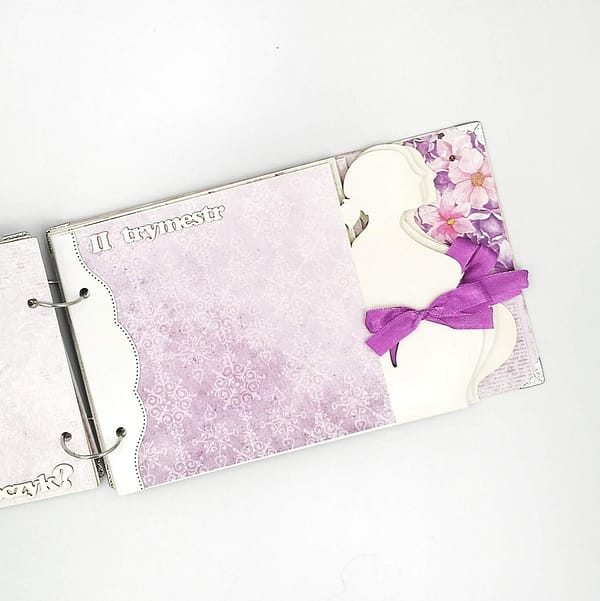 Oryginalny, ręcznie robiony prezent dla przyszłej mamy. Album ciążowy na zdjęcia USG. Ozdobiony pięknymi papierami w kolorze fioletowym sprawdzi się dla mamy spodziewającej się dziewczynki.