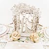 Brzoskwiniowy exploding box z altanką z parą młodą w środku to piękny prezent na wesele od rodziców, chrzestnych lub świadków.