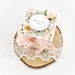 Ręcznie robiony brzoskwiniowy exploding box na wesele. Piękny, pastelowy exploding box z personalizacją w cenie.