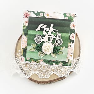 Ręcznie robiona kartka ślubna scrapbooking. Piękna zielona kartka na wesele z parą młodą na rowerze.