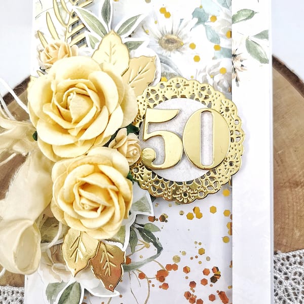 Kartka na 50 urodziny. Oryginalna, ręcznie robiona kartka urodzinowa ze złotymi elementami. Elegancka kartka scrapbooking na pięćdziesiątkę.