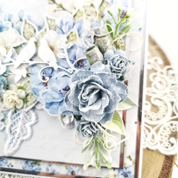 Niebieska kartka okolicznościowa z błękitnymi różami, wycinankami warstwowymi oraz koronką. Piękna kartka okolicznościowa scrapbooking.