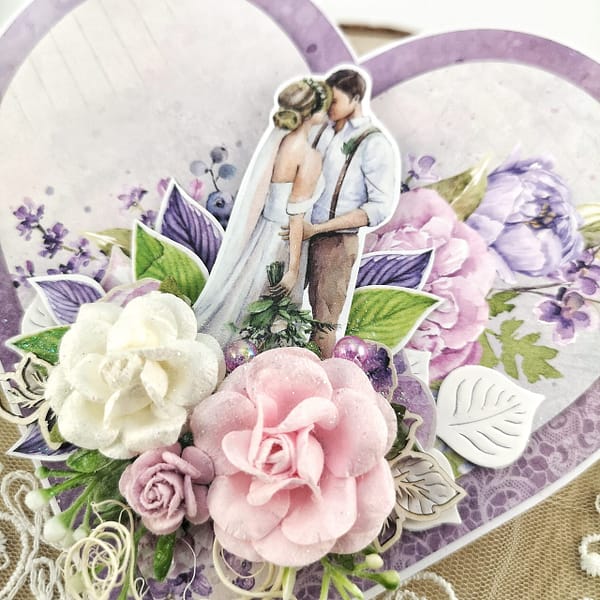 Fioletowa kartka ślubna w kształcie serca. Kartka na wesele z motywem pary młodej oraz kwiatami.